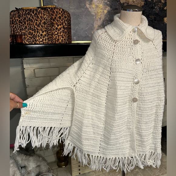 Knit Poncho with Fringes Mother of Pearl Buttons Side Splits One Size - Picture 1 of 5